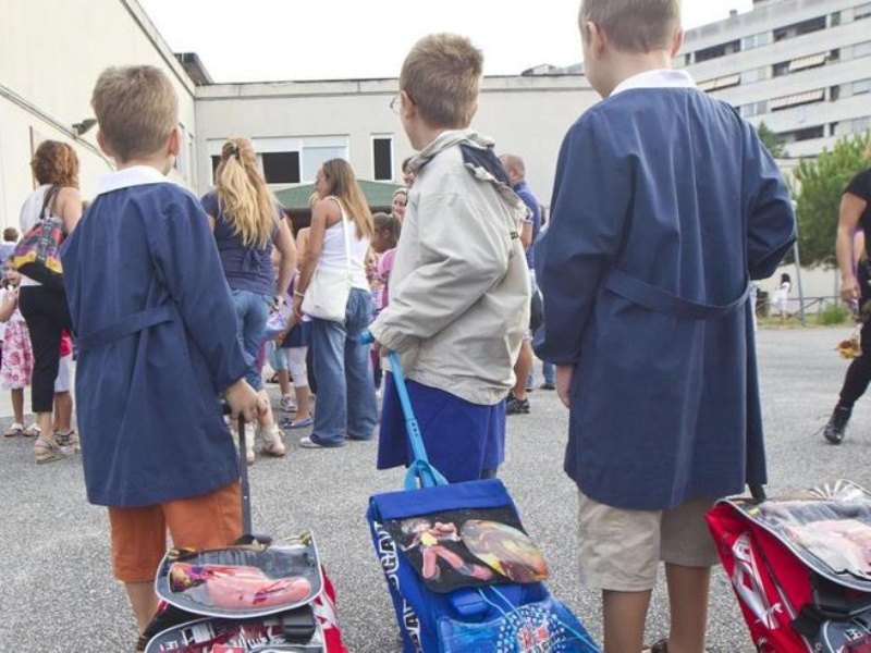 La priorità della destra sulla scuola è combattere i grembiuli?